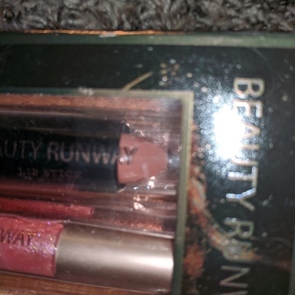 NEW! Lip Set (lipstick and gloss) - Picture 2 of 4